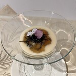 プチレストラン ブーケ・ド・フランス - 新玉葱のエスプーマの中に生うにとコンソメジュレと海鼠と黒海蘊