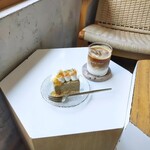 S cafe+bar - 朝イチ突撃。3人以上の方が来なければ窓側の特等席(こちら)使っててもらっていいですよ〜と優しい店員さん。ありがとうございました♪