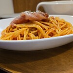 キッチン ブルー グローブ - 横からのアマトリチャーナ、生ハムも乗っています