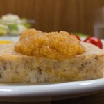 キッチン ブルー グローブ - 横から、分厚いテリーヌ、おろしソースもタップリ