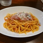 キッチン ブルー グローブ - ここで、ハーフのアマトリチャーナが運ばれます