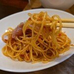 キッチン ブルー グローブ - 箸でパスタを巻き取ります