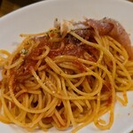 キッチン ブルー グローブ - 生ハムをシフトすると、下には完熟トマトが見えます