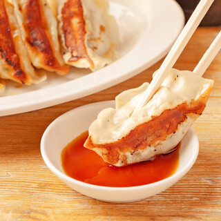 【名物】究極の横焼き「太陽の焼餃子」6個350円(税込)