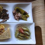 splendore - 上段 万願寺唐辛子の梅肉あえ・下段 オクラトマトの甘酢あえ