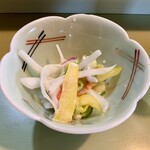 すし富 - 寿司屋のサラダ。