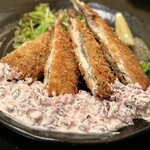居酒屋 魁 - このアジフライもサクサクでソースとの相性抜群でした