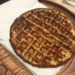 est - じゃがいものワッフル、キャビア、エシャロットビネガー、クリームをつけて