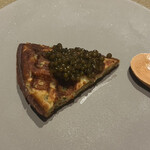 est - じゃがいものワッフル、キャビア、エシャロットビネガー、クリームをつけて