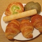 バケット - 今日食べたパン！『クロワッサン』、『よもぎロール』、『チーズロング』、『そら豆ロール』～♪(^o^)丿