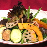 よしひろ - グリル野菜サラダ　　　　鉄板 焼き野菜を贅沢にサラダにトッピングしました　　