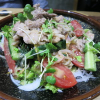 磯ぎよし 天神店 - 雷山豚サラダ690円。