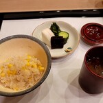 馬車道 大かわ - 香の物と赤出汁も