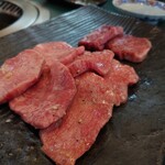 焼肉井とう - 手前が上たん,奥:上ハラミ(人*´∀｀)