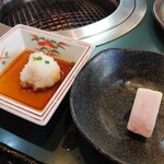 焼肉井とう - サーロインに付ける おろしポン酢&焼く時に鉄板に塗る牛脂(*´σｰ｀)