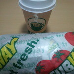 SUBWAY - ホットコーヒーと包まれたサンドイッチ