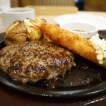 ガスト - カナディアンビーフの粗挽きペッパーハンバーグ＆海老フライ 838円。Aセット ライス少なめ 178円。