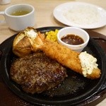 ガスト - カナディアンビーフの粗挽きペッパーハンバーグ＆海老フライ 838円。Aセット ライス少なめ 178円。