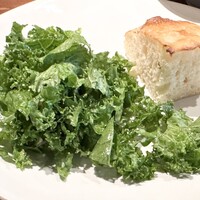 Varmen - ケールのサラダ、焼き立てのフォカッチャ
