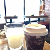渋谷アチェーゾ - ドリンクバー　白桃ビネガー+カルピス　テイクアウト用カップも用意されてる