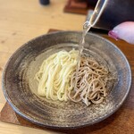 Ramen FeeL - 後半、濃厚昆布出汁をかけて……
