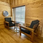 Ramen FeeL - 2階の待合席。涼しくラグジュアリーな空間で快適に過ごせます