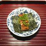 258837143 - うなぎの蒲焼の飯蒸し、間に白瓜の甘酢漬け、海苔で包んで