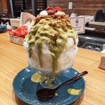onna wa utsuwa - 料理写真:・いちごコンポートピスタチオパイ美容氷2200円　奈良の行ってみたかったかき氷屋さん。南森町で1日だけの出張かき氷をされると知って行きました。