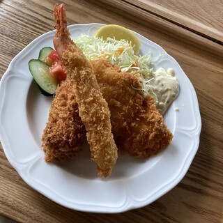 ランチ営業もしています