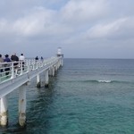 ザ・ブセナテラス - 岬の先端にある海中展望塔と桟橋。