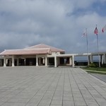 ザ・ブセナテラス - 敷地内にある万国津梁館。2000年沖縄サミットの会場。