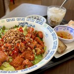 GIA DINH - ブン・サイ・ゴン Bセット（¥1,200税込）
      メインの焼肉ビーフンに生春巻き1本、揚げ春巻き1本、ドリンクorデザートが付いてくるお得で豪華なセット♪