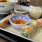 GIA DINH - 生春巻き（Nem cuốn / Gỏi cuốn）と揚げ春巻き（Nem rán / Chả giò）
      どちらも絶品なんですよ♪GIA DINHに来たら是非ともサイドにつけて欲しい逸品！