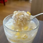 GIA DINH - 本日のチェー（Chè）
      本日の具材はベトナムのゼリー、キマメゼリー、とうもろこし、ザボンの皮。
      このニュルンとした食感のキマメゼリーがクセになるのよ〜♪(๑´ڡ`๑)ｳﾏ~♡