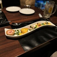 PRIME TOKYO 新宿野村ビル49F - 生ハムムースのタルト、チーズのキッシュ、ボークプロバンサル風パテ、フリッタータ