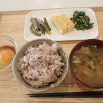 トーコーキッチン - 出汁巻玉子　副菜二品、豚汁、ご飯　＋　生たまご
