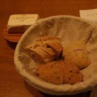 Grand Bleu Gamin - バケットにはフランスの「LE BEURRE BORDIER」のバター付き。余ったらお持ち帰りできます。