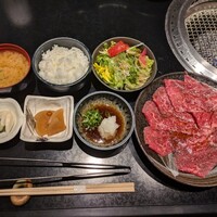 りゅう庵 - 赤身焼きしゃぶランチ✨サラダ、小鉢、漬物、御飯、味噌汁、デザート付