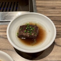 焼肉 ジャンボ はなれ - タン下の赤ワイン煮