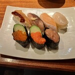 祭雛 - ほたて、大トロサーモン、穴子、金華さばの握り寿司と塩辛、明太子、いくらの軍艦巻きです。