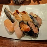 祭雛 - 穴子、炙りいわし、金華さば、大トロサーモン、びんちょうはらも、サーモンといくらならびに塩辛の軍艦巻きです。