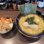 やまふじ家 - 料理写真:醤油豚骨ラーメンにトッピング済みのライス