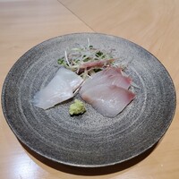 鮨 真汐 - 三宅島のカンパチと島根県の天然平目