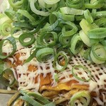 お好み焼き 越田 本店 - マヨネーズとネギをトッピング❤️
