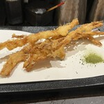 鶏soba 座銀 - 油がハネないように　身体を張ってカバー‼️                  メンマの天ぷらを揚げてくれていましたー。