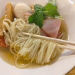 自家製麺 くろ松 - 麺は細麺ストレート！