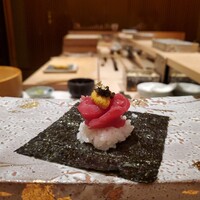 鮨四 -華- - 創作鮨 ～ 看板の花鮨、本マグロ赤身、雲丹、キャビア、金箔、海苔を使用