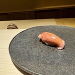 くるますし - 薄切りにして2枚重ねられた大トロ