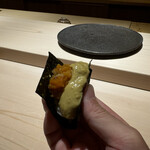 くるますし - 直前まで焼かれた海苔に包まれる渡り蟹