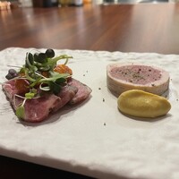 代官山鉄板ゆうり - 冷製ローストビーフ ～ キムチとハーブのソース、さつま地鶏と和牛のガランティーヌ